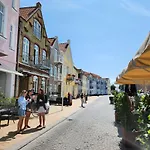 Harbour Walk 4*