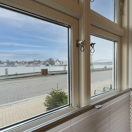 Harbour Walk 4*