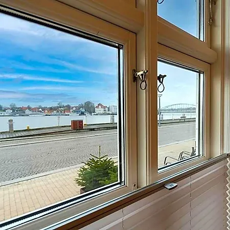 Harbour Walk 4*